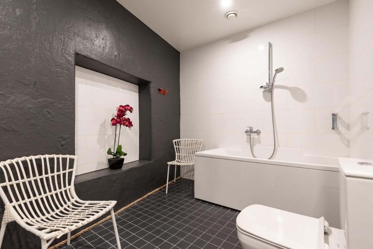 Stylish Apartment With Parking In Telliskivi Tallinn Bagian luar foto