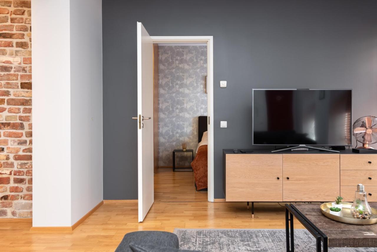 Stylish Apartment With Parking In Telliskivi Tallinn Bagian luar foto