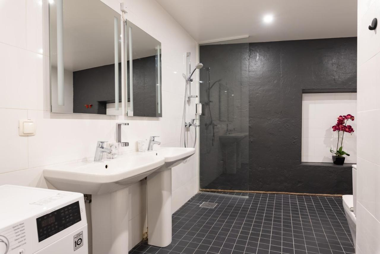 Stylish Apartment With Parking In Telliskivi Tallinn Bagian luar foto