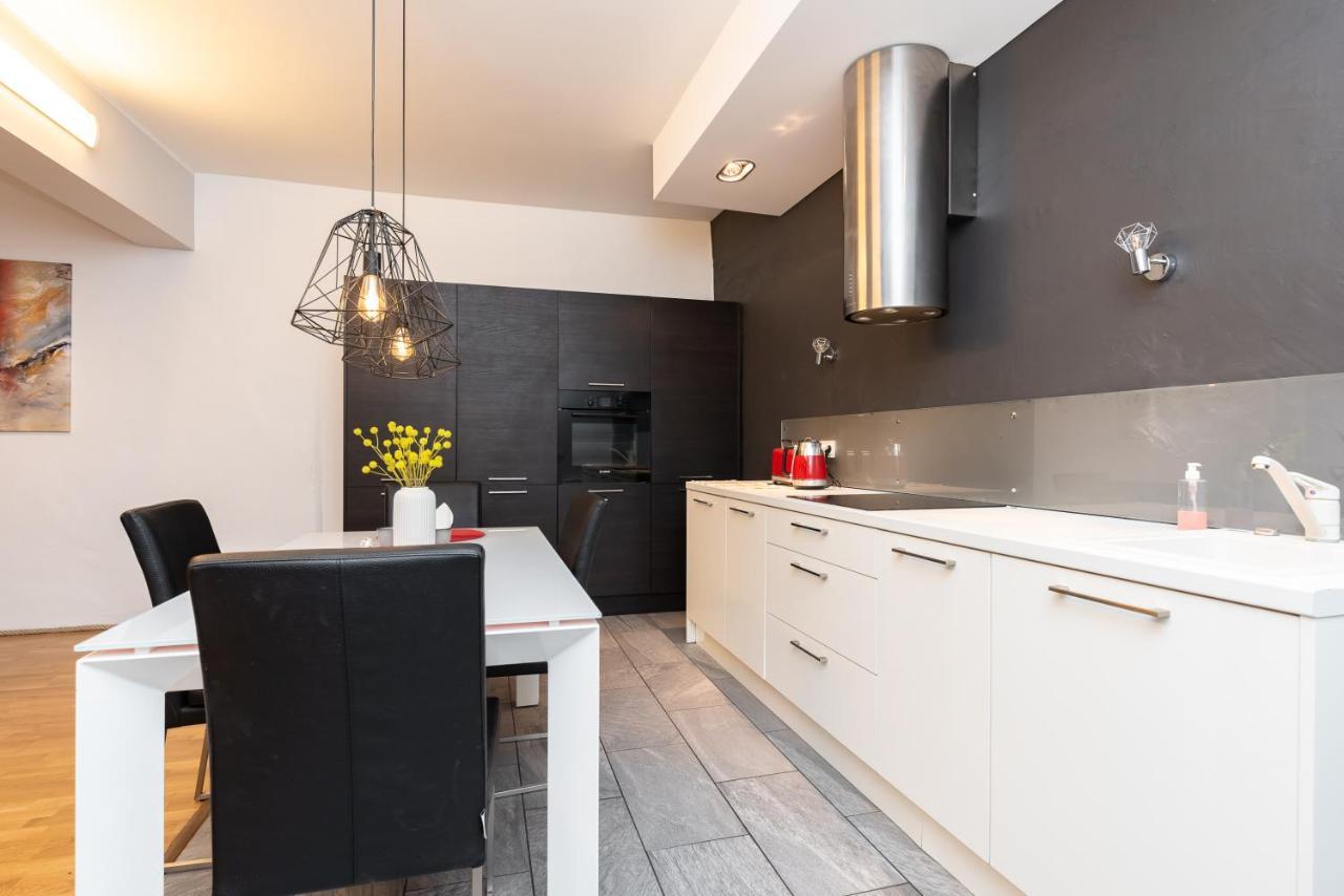 Stylish Apartment With Parking In Telliskivi Tallinn Bagian luar foto