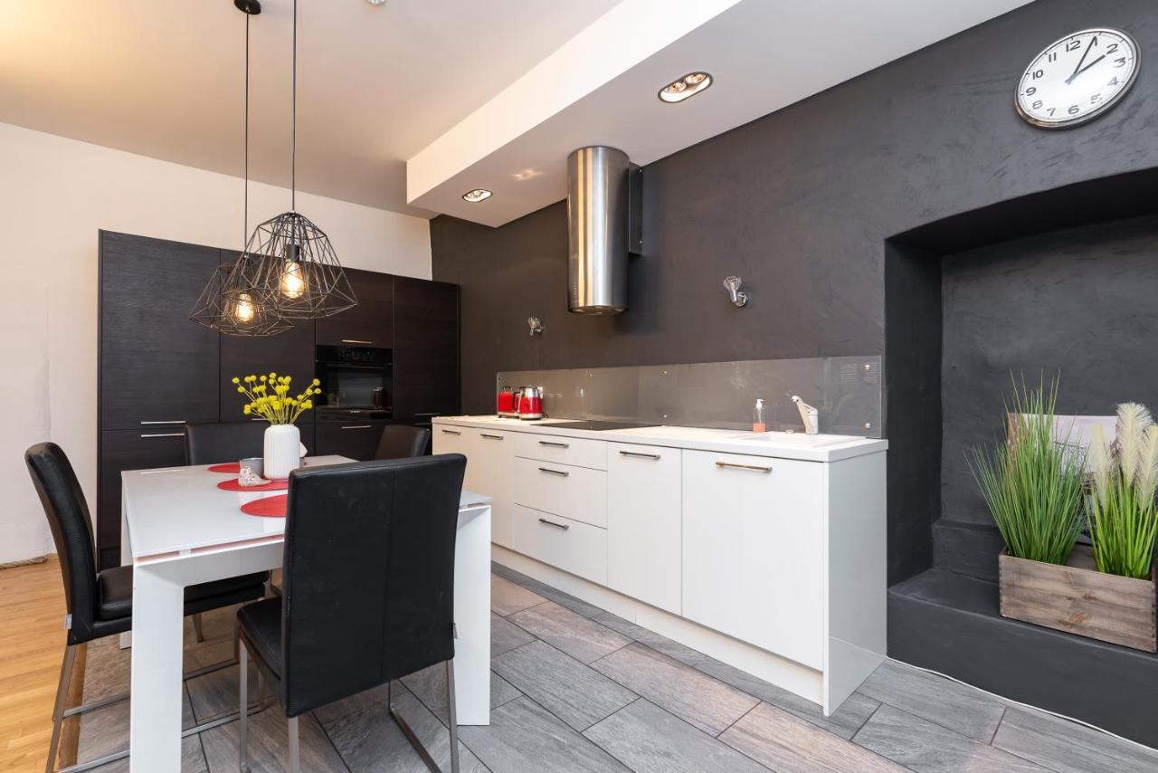 Stylish Apartment With Parking In Telliskivi Tallinn Bagian luar foto