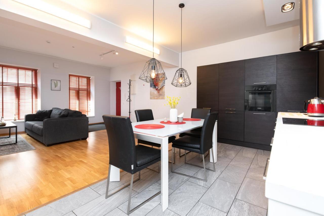 Stylish Apartment With Parking In Telliskivi Tallinn Bagian luar foto