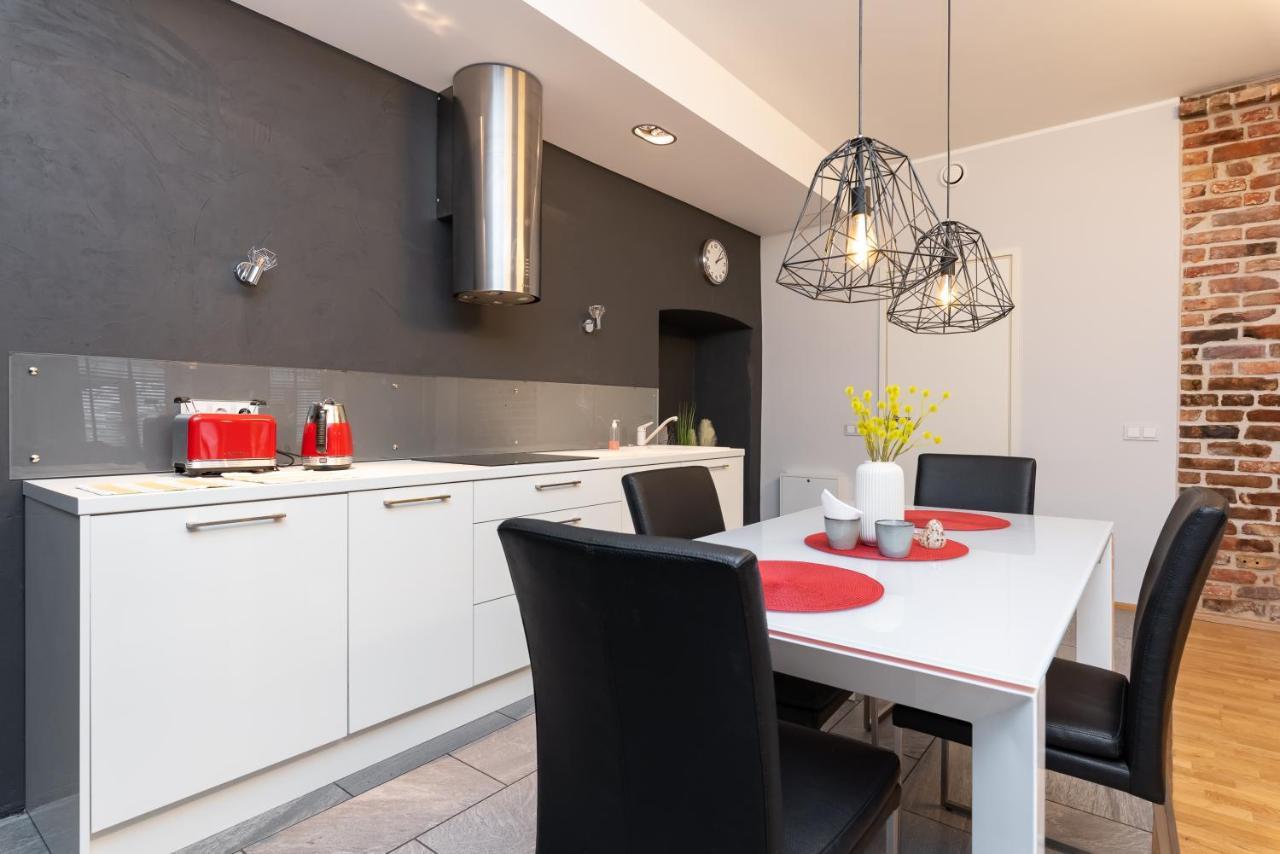 Stylish Apartment With Parking In Telliskivi Tallinn Bagian luar foto