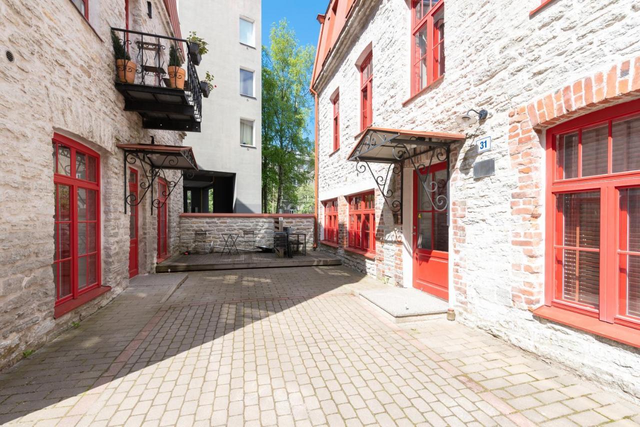 Stylish Apartment With Parking In Telliskivi Tallinn Bagian luar foto