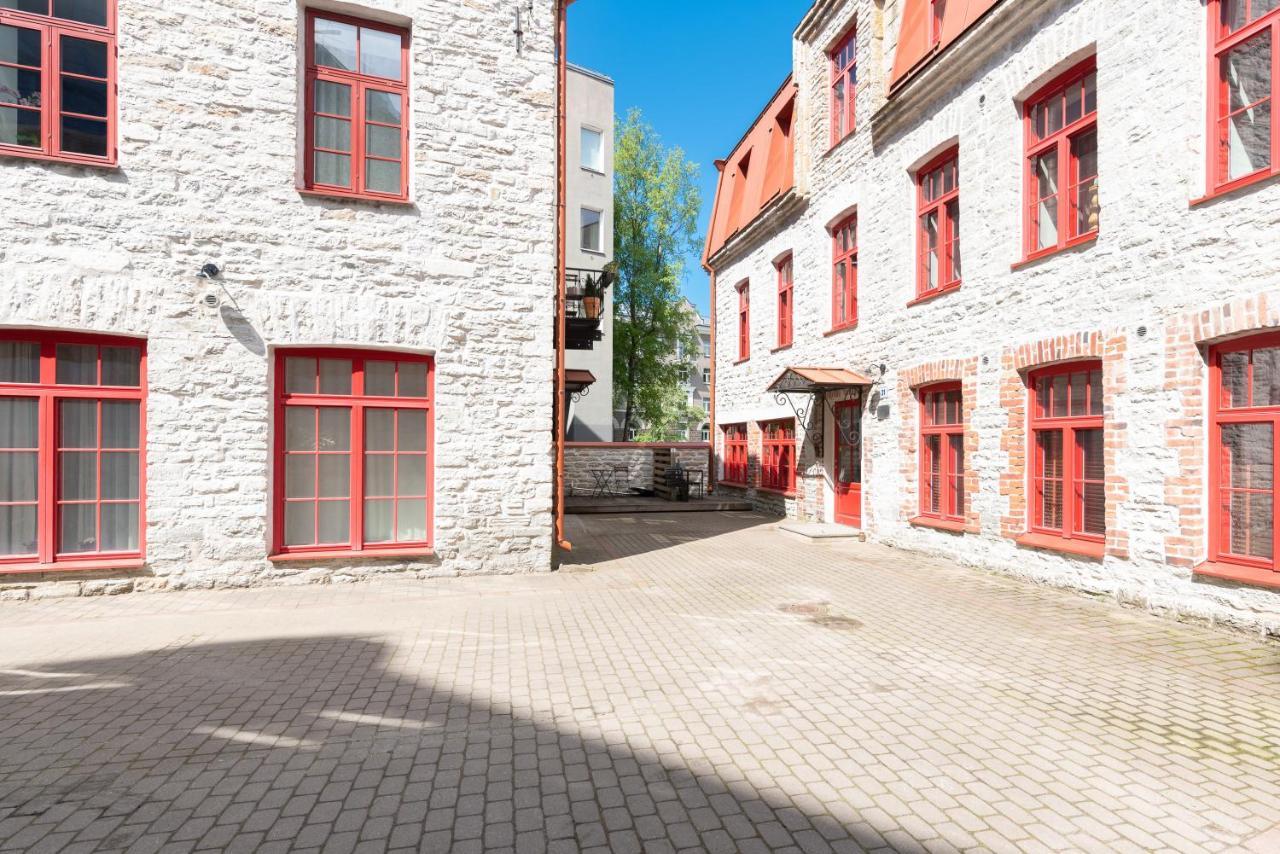 Stylish Apartment With Parking In Telliskivi Tallinn Bagian luar foto